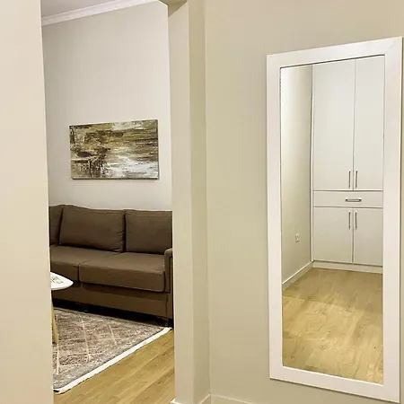 2 Near Center アパート