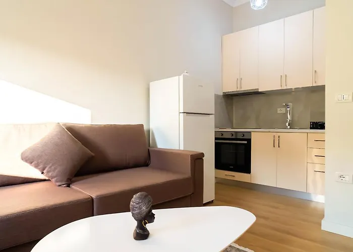 2 Near Center Τίρανα