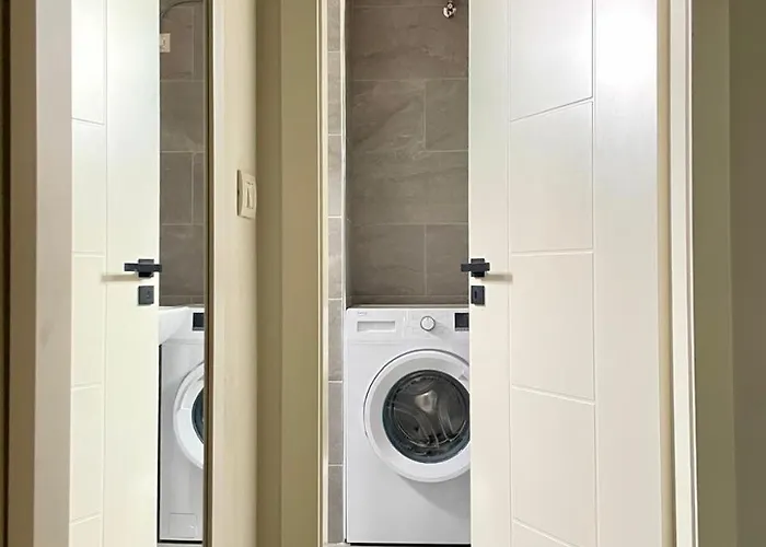 2 Near Center * Τίρανα